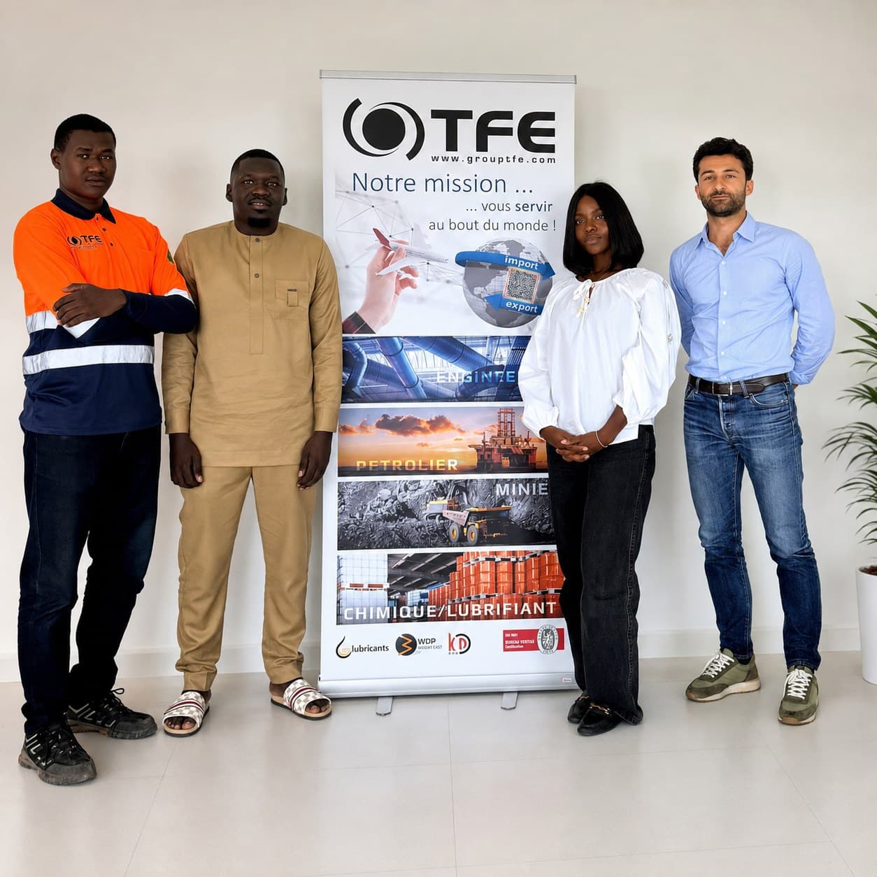 L'équipe de TFE Sénégal devant le kakémono du Groupe TFE